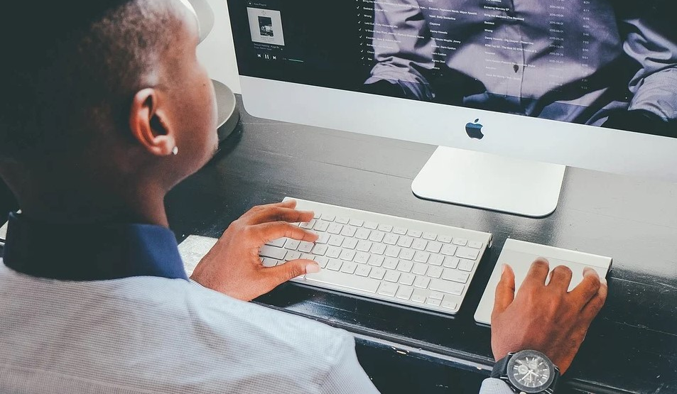 哪个pc小说阅读器具有朗读功能，应该怎么操作？